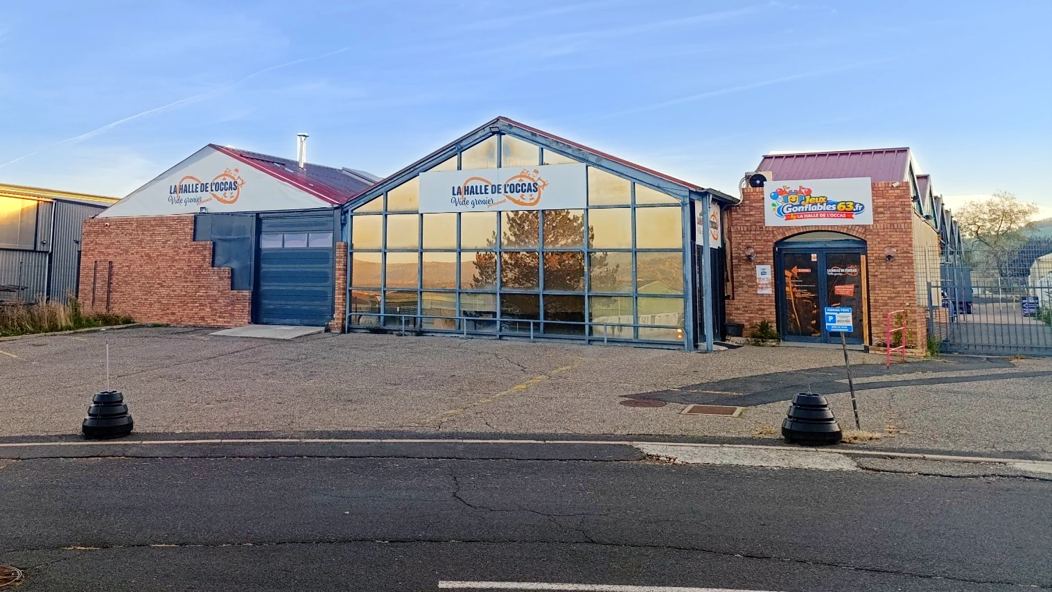 La façade et l’entrée du magasin La Halle de l’Occas à Cournon-d’Auvergne