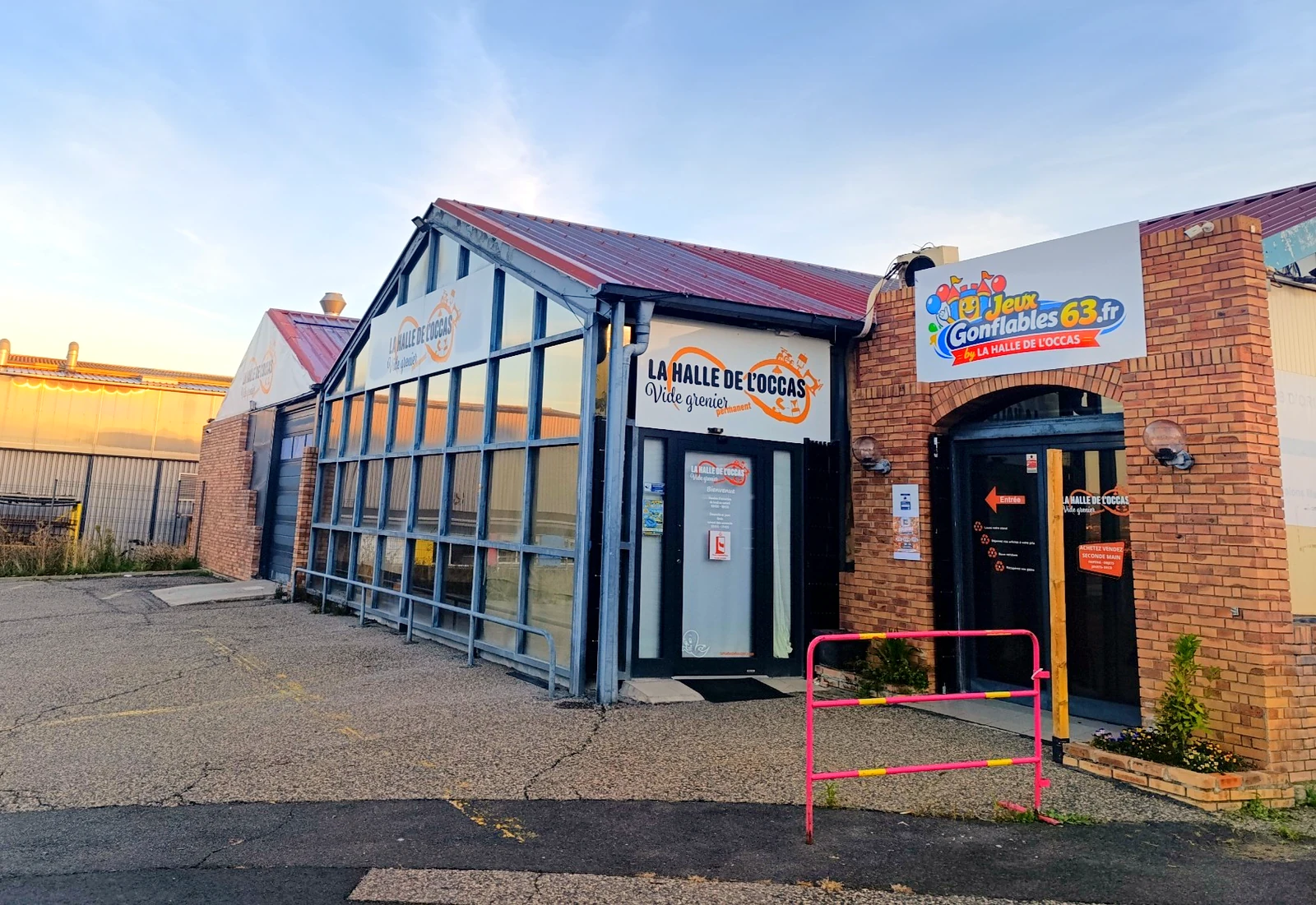 L’entrée du magasin La Halle de l’Occas à Cournon-d’Auvergne