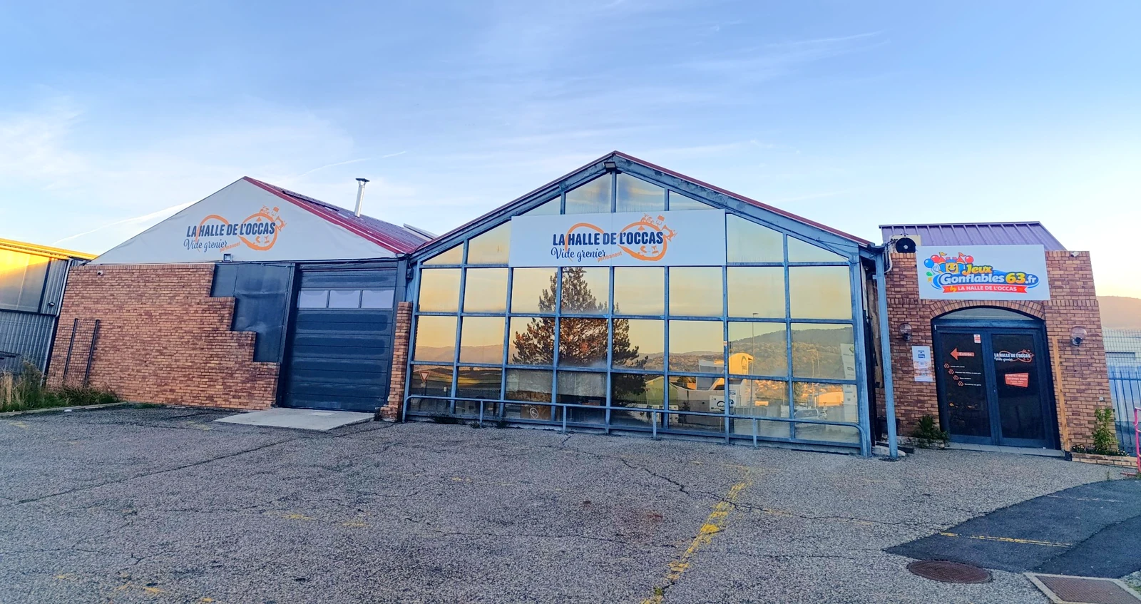 Façade du magasin La Halle de l’Occas et son parking à Cournon-d’Auvergne