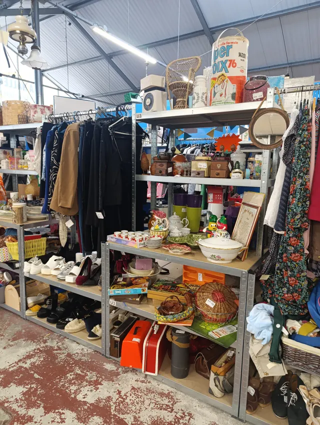 Stands de vêtements, vaisselle et objets de brocante à La Halle de l’Occas