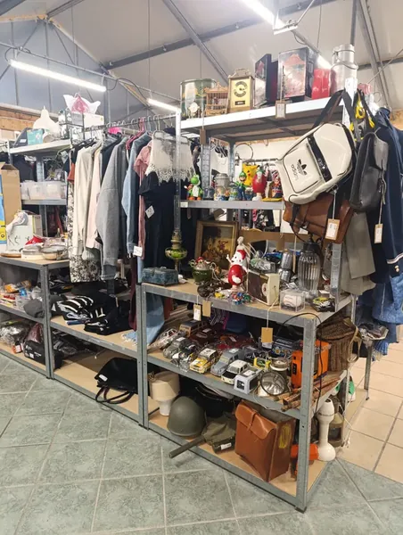 Stands d’objets de collection et de seconde main à La Halle de l’Occas