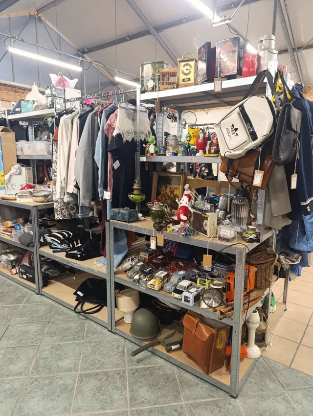 Stands d’objets de collection et de seconde main à La Halle de l’Occas